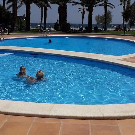 Appartement Premiere Ligne De Mer Avec Piscine Roses Exterior foto