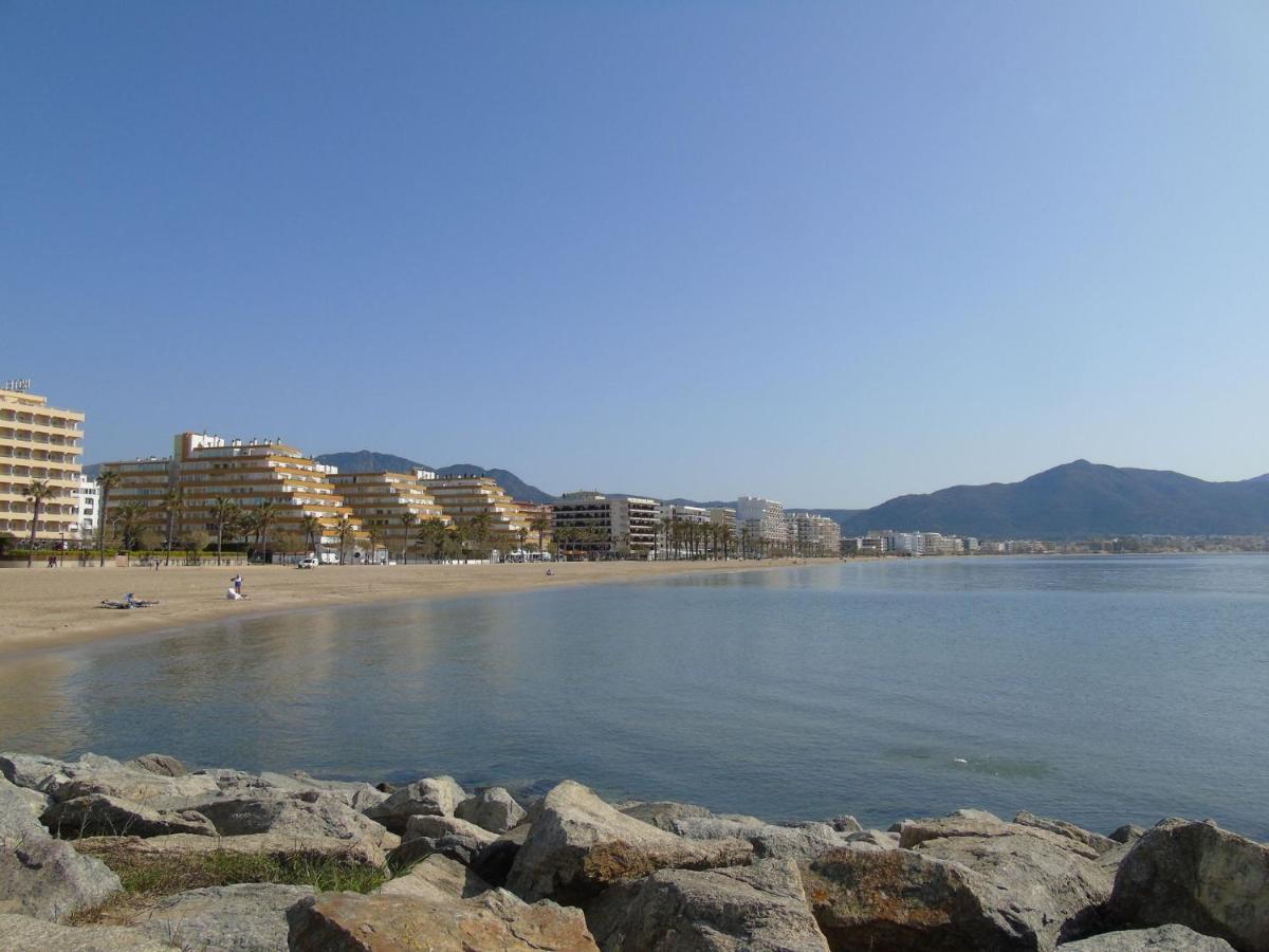 Appartement Premiere Ligne De Mer Avec Piscine Roses Exterior foto