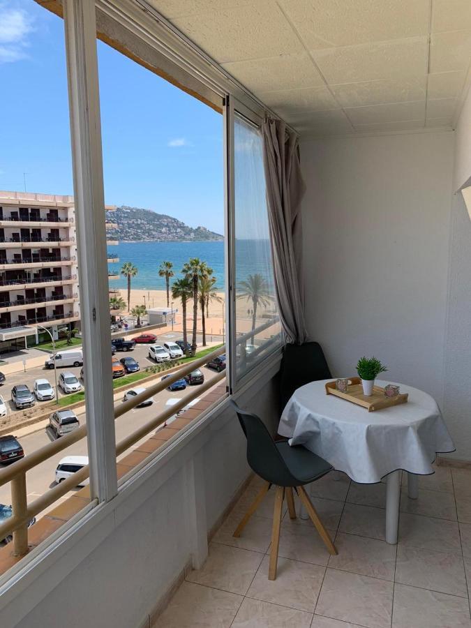 Appartement Premiere Ligne De Mer Avec Piscine Roses Exterior foto