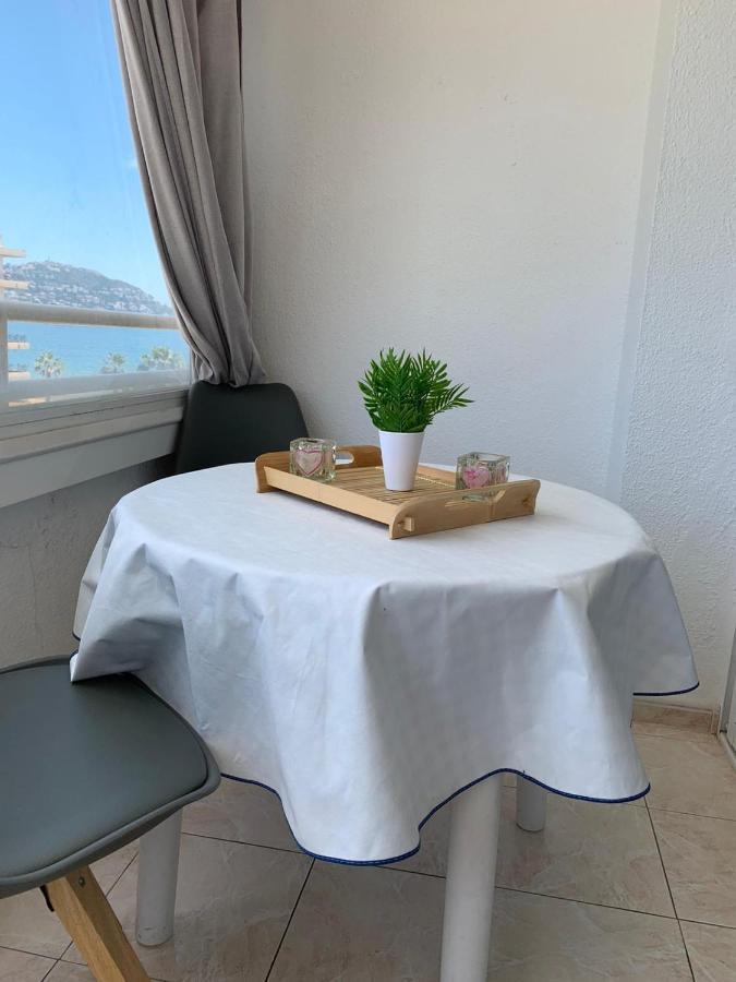 Appartement Premiere Ligne De Mer Avec Piscine Roses Exterior foto