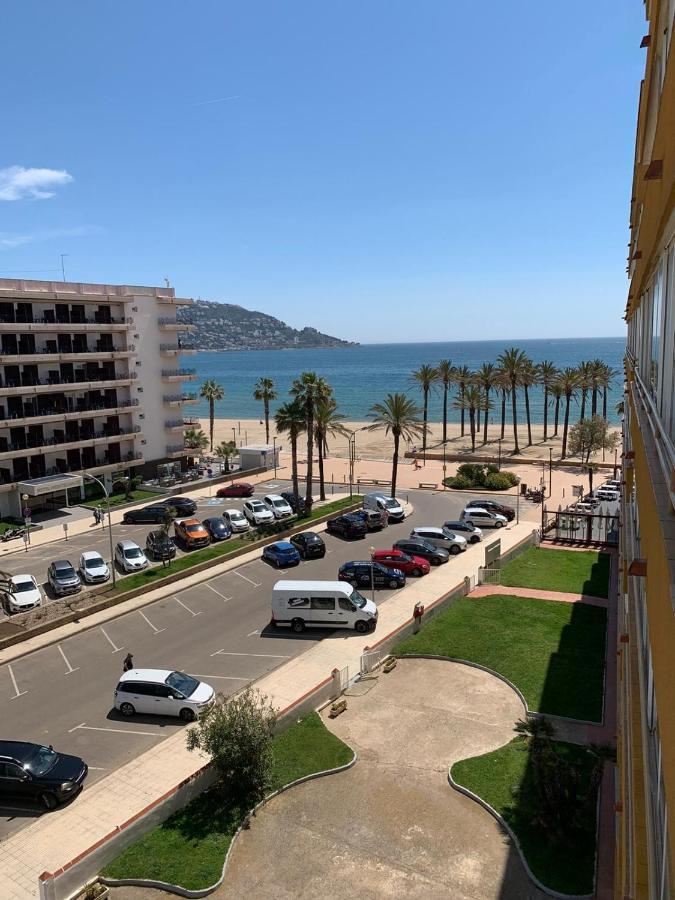 Appartement Premiere Ligne De Mer Avec Piscine Roses Exterior foto