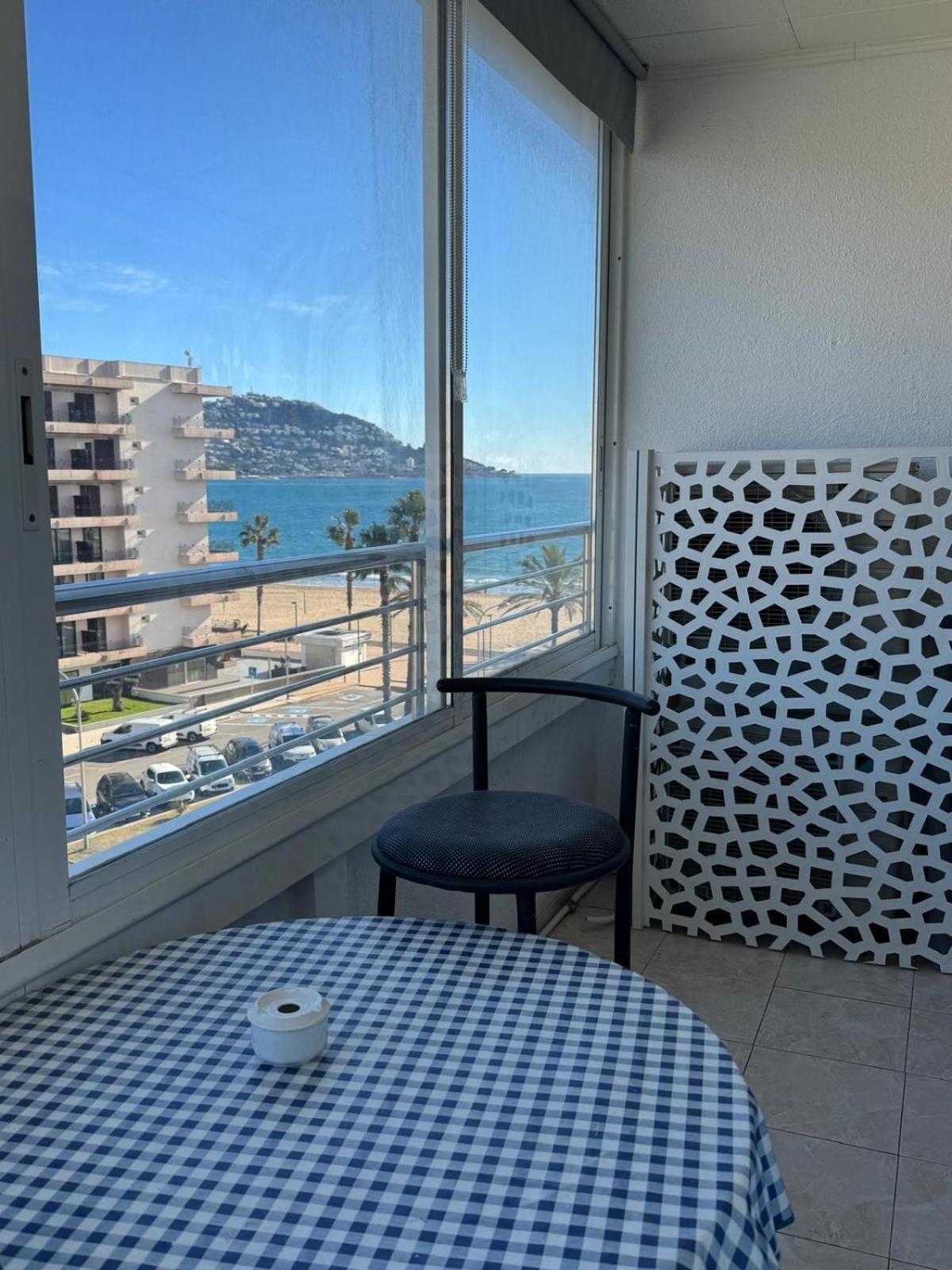 Appartement Premiere Ligne De Mer Avec Piscine Roses Exterior foto