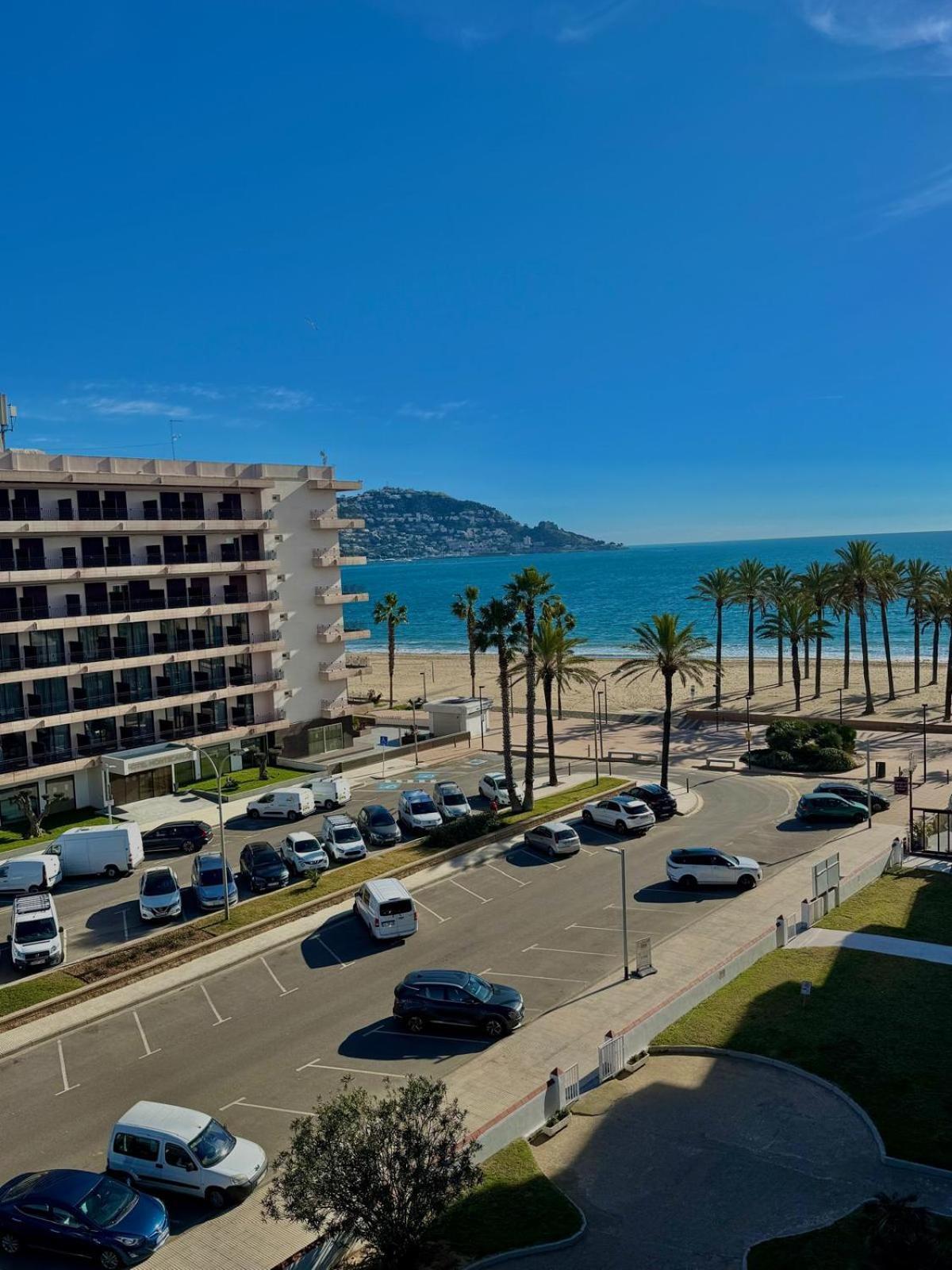 Appartement Premiere Ligne De Mer Avec Piscine Roses Exterior foto