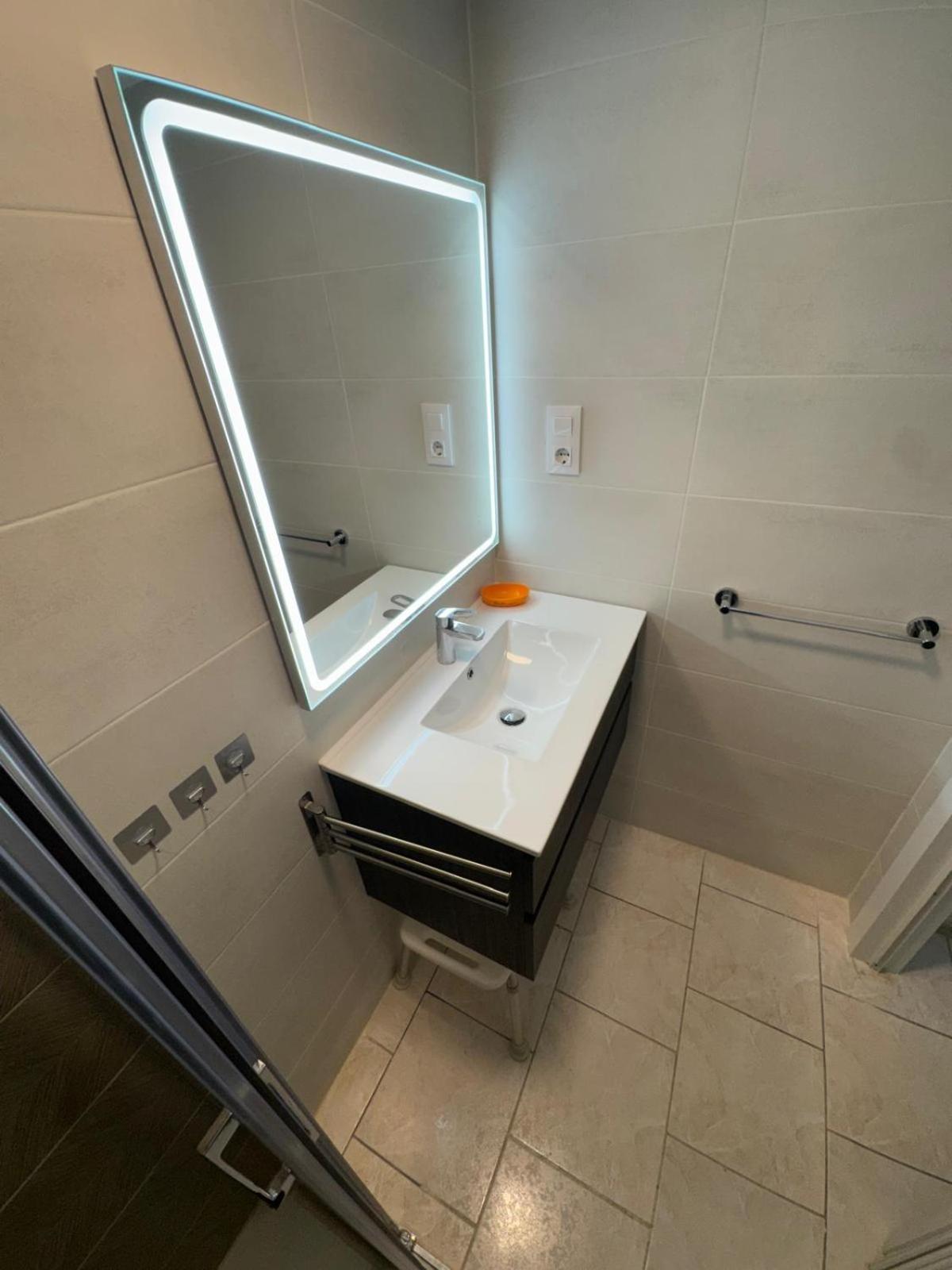 Appartement Premiere Ligne De Mer Avec Piscine Roses Exterior foto